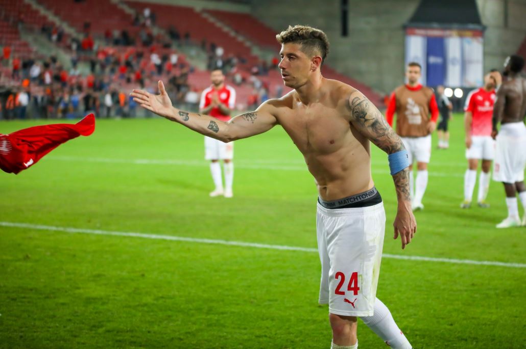 מליקסון משליך את חולצתו לעבר הקהל. צילום: זאב דיקמן