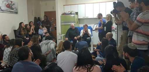 באדיבות זיכרון בסלון