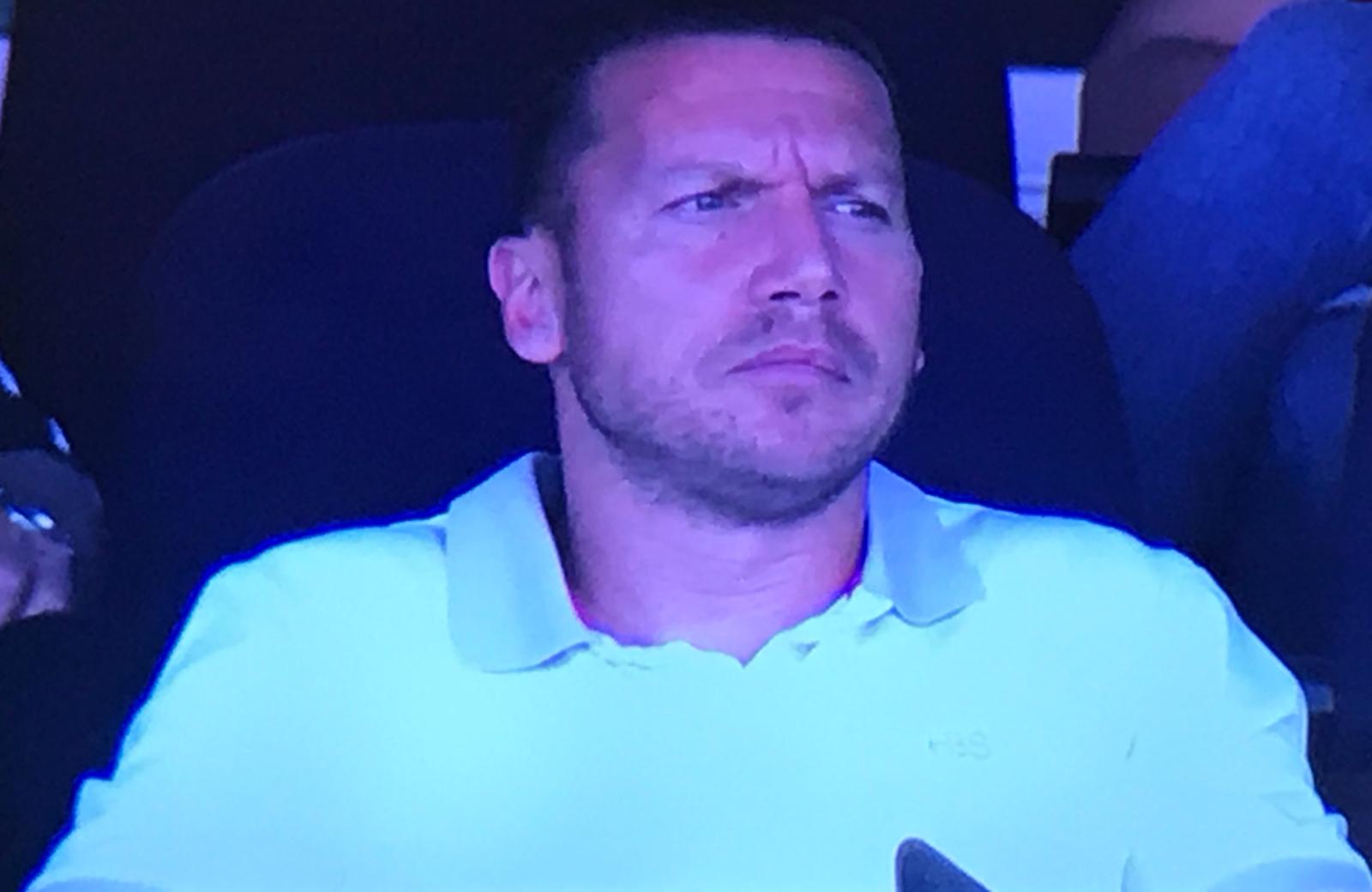 בכר צופה ביציע (מתוך שידור הטלוויזיה)