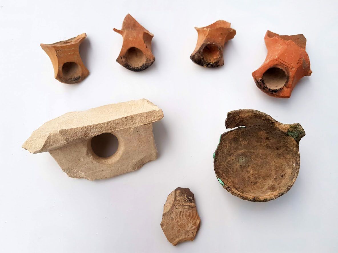 כלים בעלי מאפיינים יהודיים שנחשפו בחפירה. צילום: ענת רסיוק, רשות העתיקות