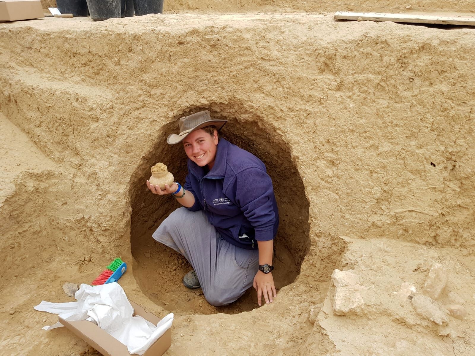 הארכיאולוגית שירה בלוך מחזיקה פך בן 2000 שנמצא בחפירה. צילום: רשות העתיקות