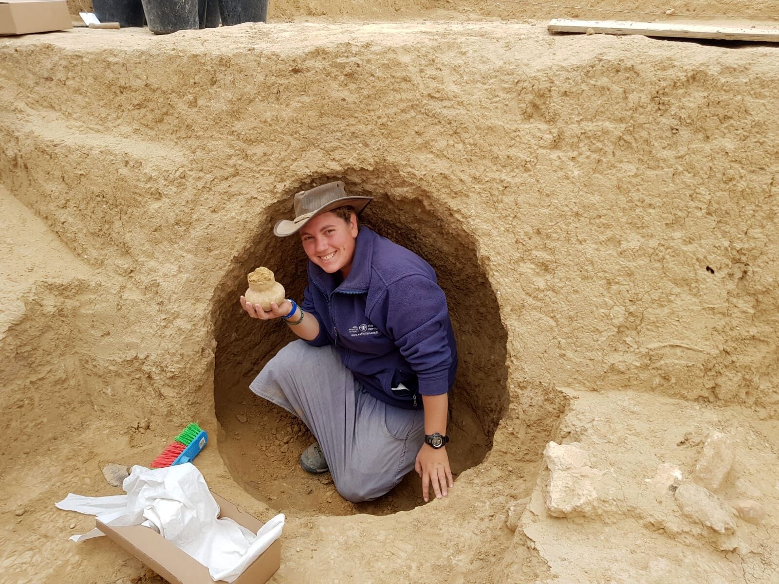  הארכיאולוגית שירה בלוך מחזיקה פך בן 2000 שנמצא בחפירה. צילום: רשות העתיקות