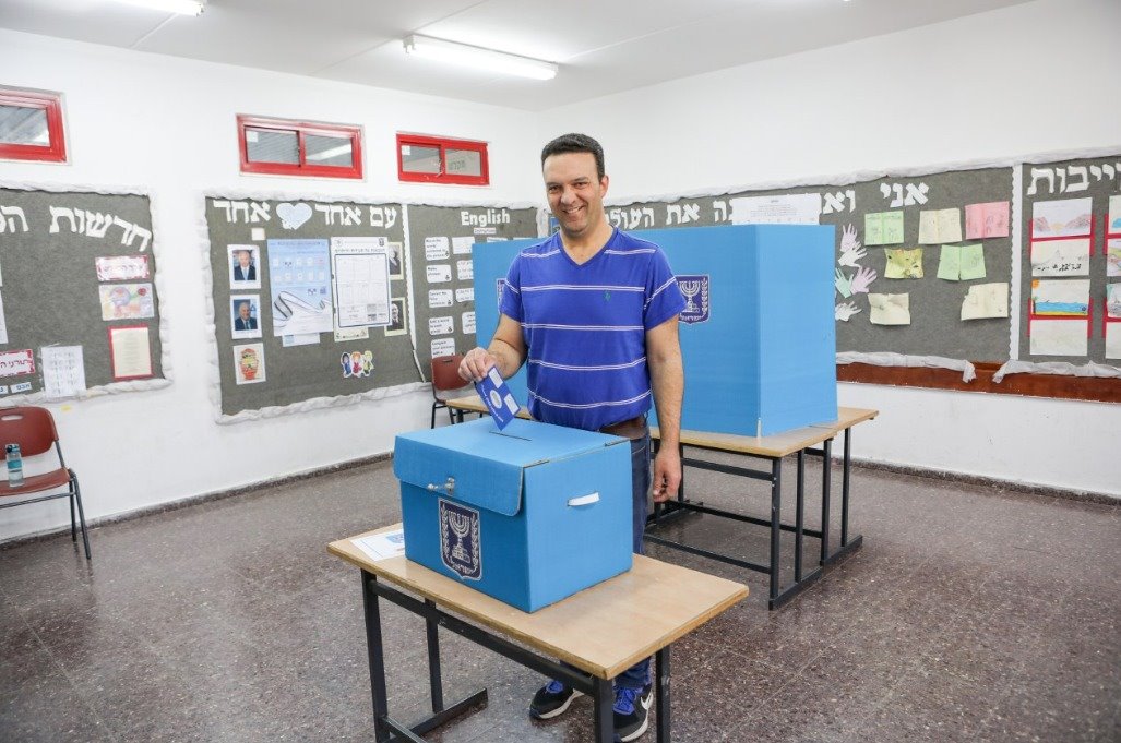 טל אל-על מצביע הבוקר צילום זאב דיקמן