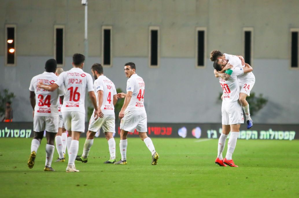 טאהא מרים את מליקסון גבוה גבוה. צילום: זאב דיקמן