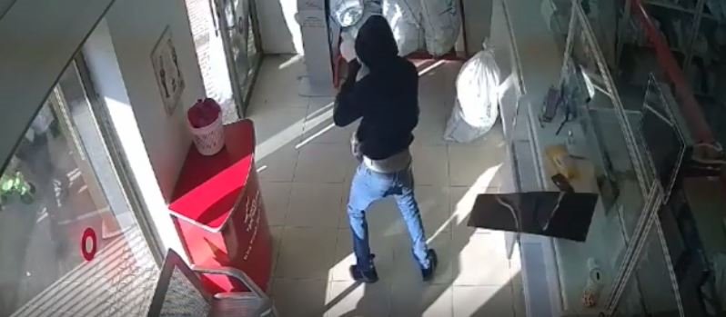 אחד השודדים שנקלט במצלמת האבטחה