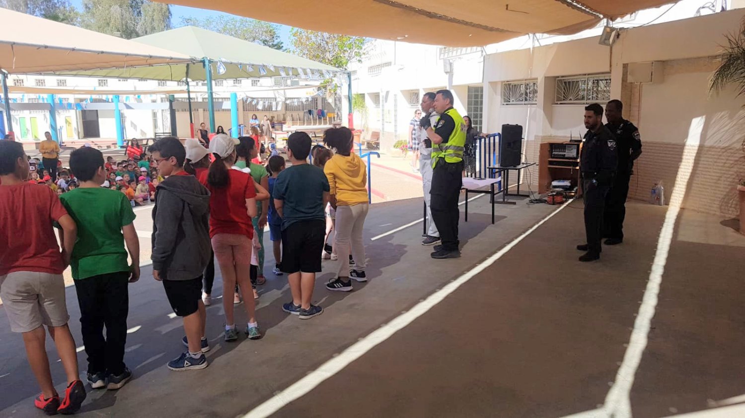 צוותי השיטור והפיקוח עונים לשאלות הקהל צילום באדיבות עיריית באר שבע