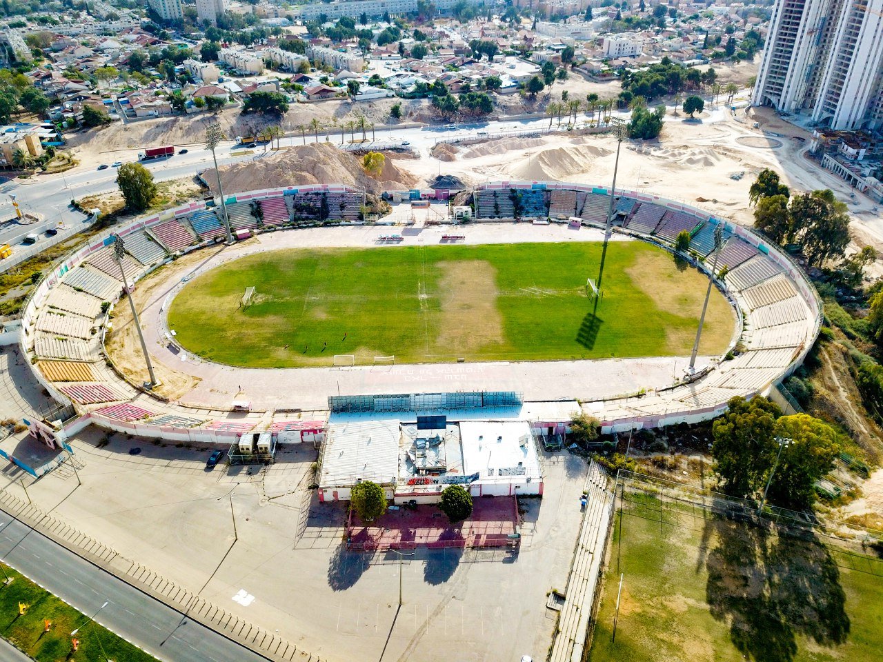 בקרוב הדחפורים יעלו על האצטדיון המיתולוגי. צילום: זאב דיקמן