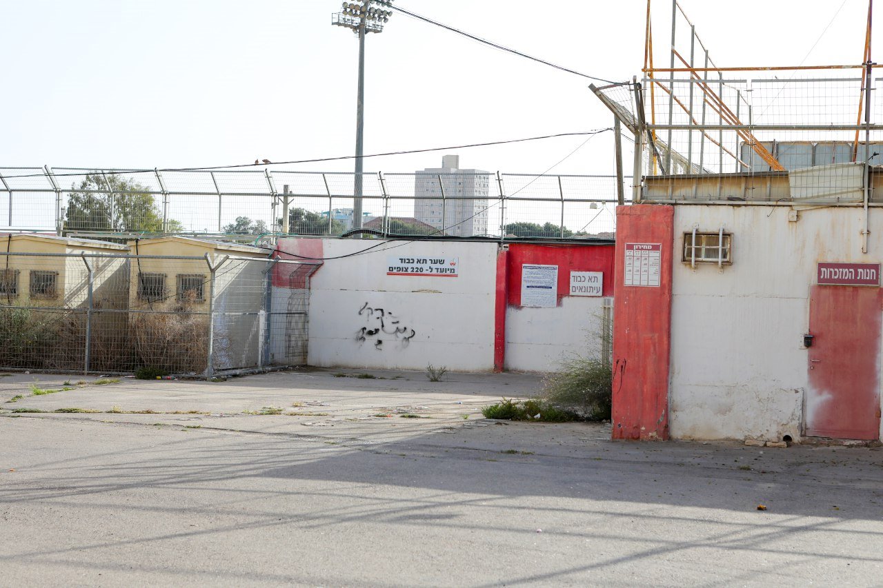 ישן ומתקלף - אצטדיון וסרמיל. צילום: זאב דיקמן