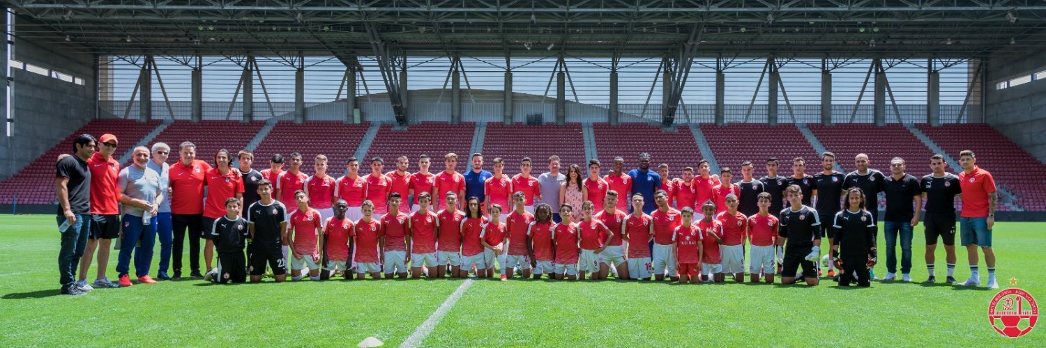 תמונה משותפת עם אנשי אתלטיקו מדריד. צילום: הפועל באר שבע