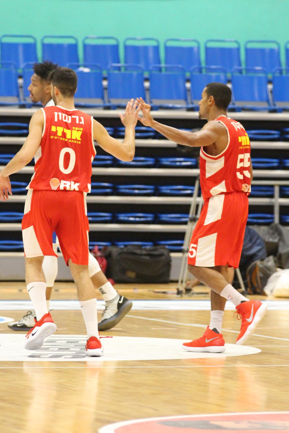 על הפרקט בהרצליה. צילום: חן אזרן, הפועל באר שבע בני שמעון