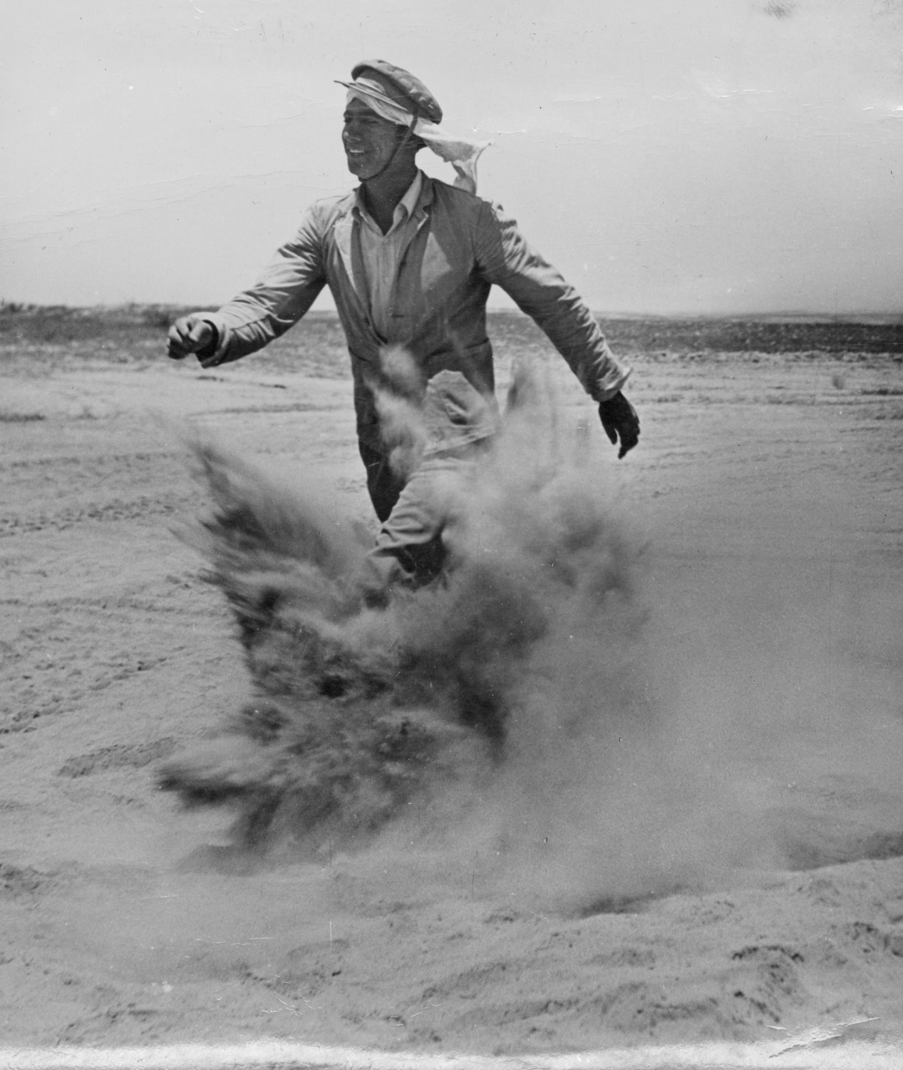 עולה חדש צועד בחולות. צילום: זולטן קריגר, באדיבות הארכיון הציוני המרכזי