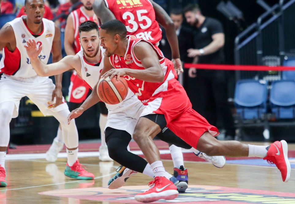 קולמן מנסה לחדור לצבע. צילום: דני מרון מתוך אתר מנהלת ליגת העל