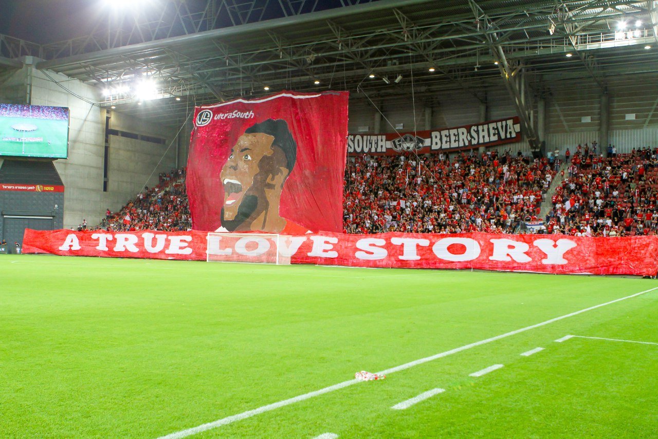 האוהדים נפרדו מג'ון אוגו בצורה מכובדת. צילום: זאב דיקמן