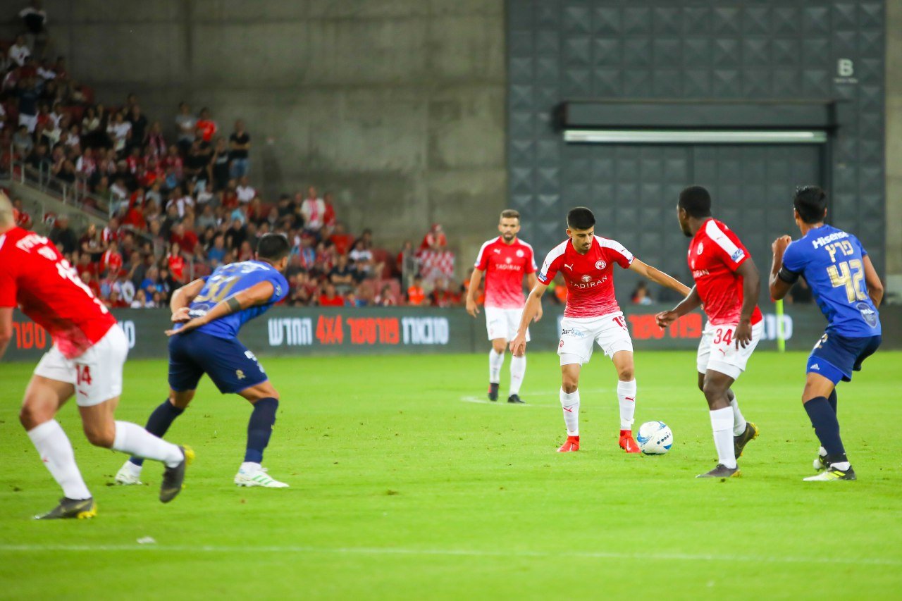 תומר יוספי מנסה לעשות משהו מול האלופה הנכנסת. צילום: זאב דיקמן