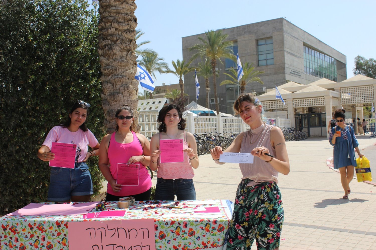 פעילות לוט"ם מחתימות סטודנטיות צילום: ירדן בויטנר 