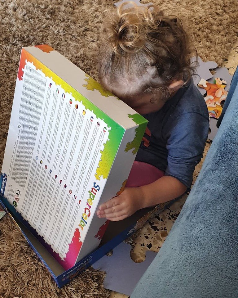 מיה בת השנתיים מסתתרת מאחרי הפאזל שלה בזמן האזעקה