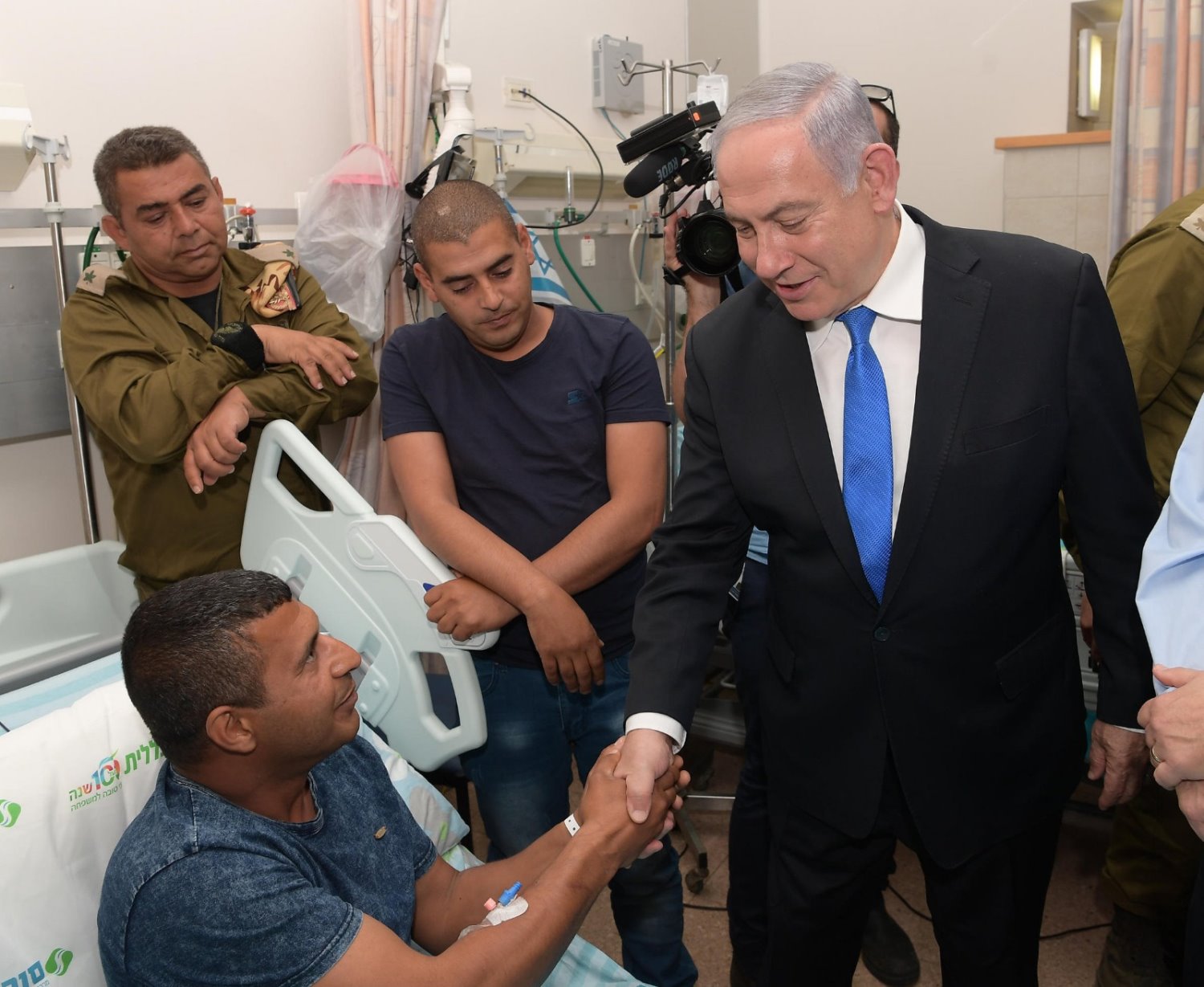 ראש הממשלה ביקר את הפצועים בסורוקה צילום: עמוס בן גרשום 