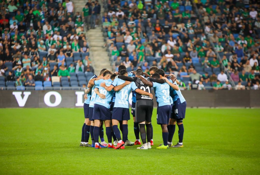 שחקני הקבוצה בפתיחת המשחק. צילום: זאב דיקמן