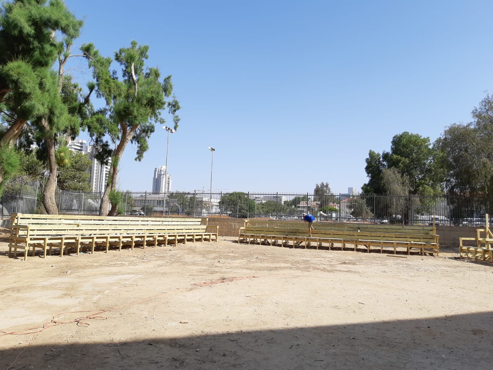 תהליך בניית הספסלים בשדרה צילום: יחצ ענת מרומי 