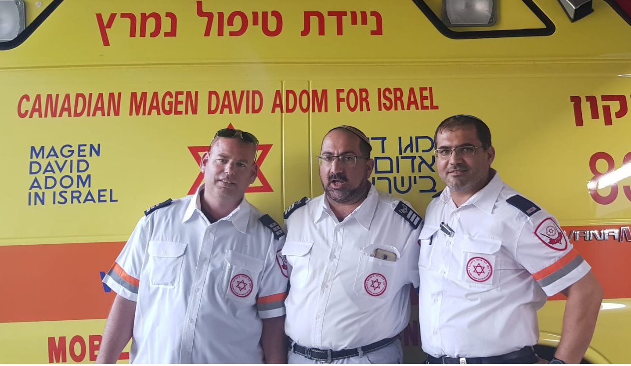 מימין: הפראמדיק אלון איזקאן, החובש גיל בסמוט והפראמדיק ברק כהן צילום: דוברות מד"א