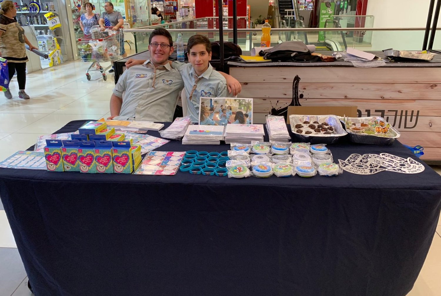 פעילי התנועה הקימו דוכנים בגרנד קניון ובתחנה המרכזית צילום: כנפיים של קרמבו 