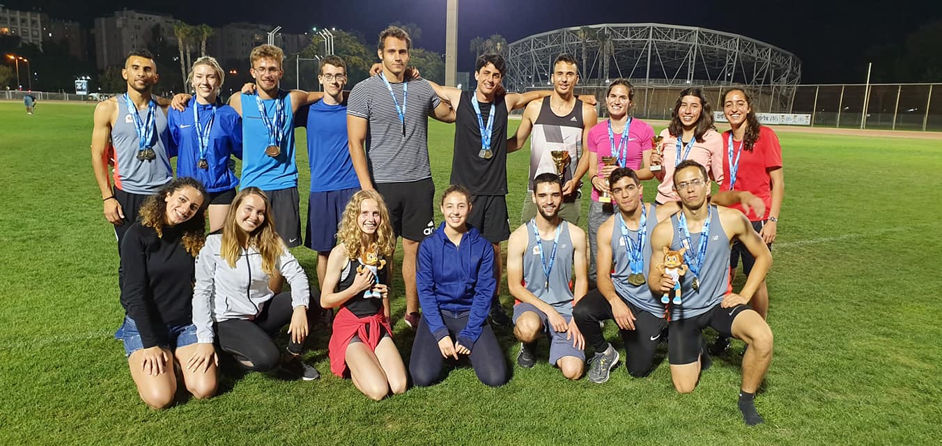 הזוכים מציגים את השלל. התמונה באדיבות 'אתלטי הנגב'