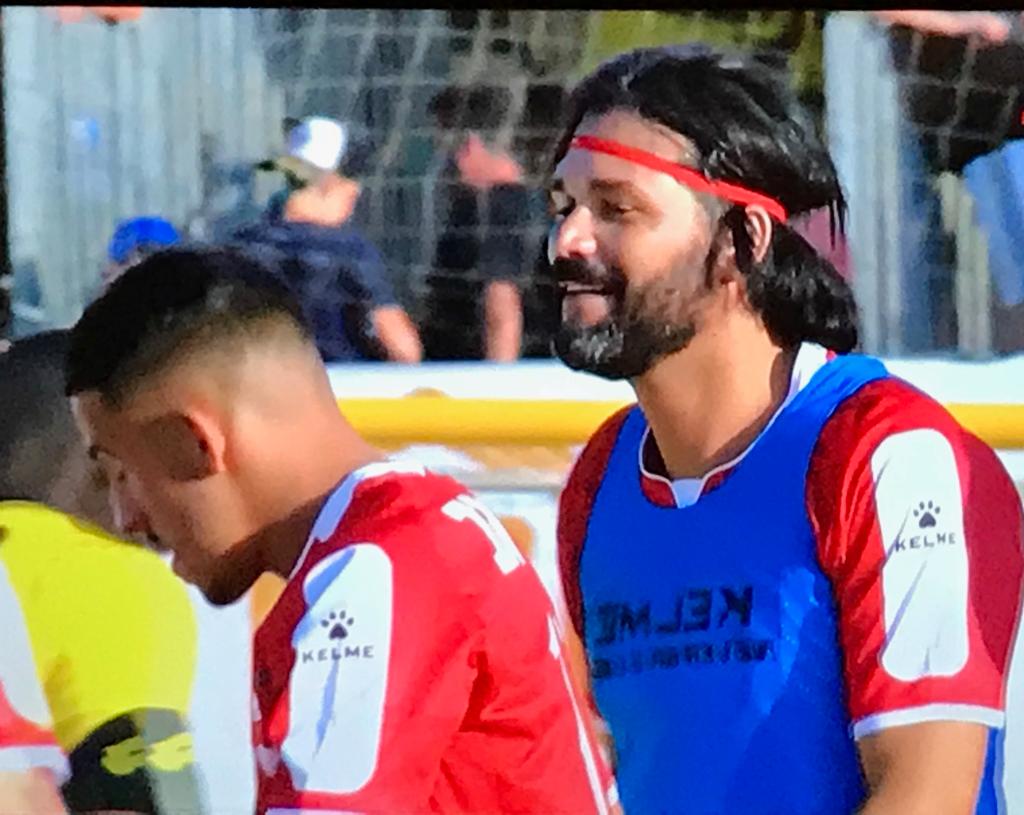 הבעלים והמאמן, אייל קארו, מאושר בסיום (צילום מתוך מסך הטלוויזיה)