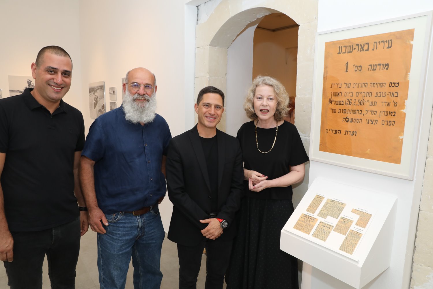 מנור, דנילוביץ', יגאל סתרי ונומה על רקע כרזת העירייה הראשונה ב-1950 | צילום: רפי דלויה