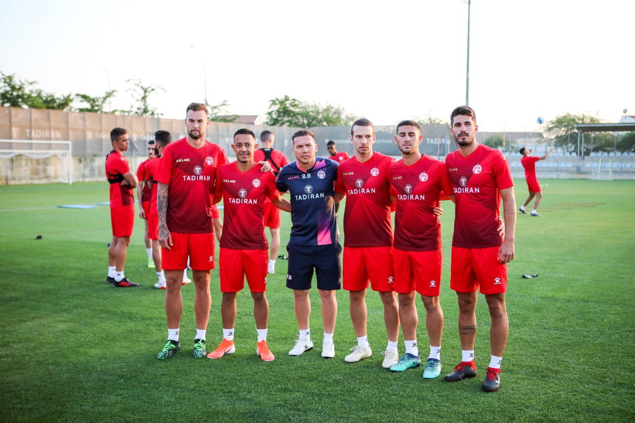 ברק בכר מציג את ה"שלל" החדש. צילום: זאב דיקמן