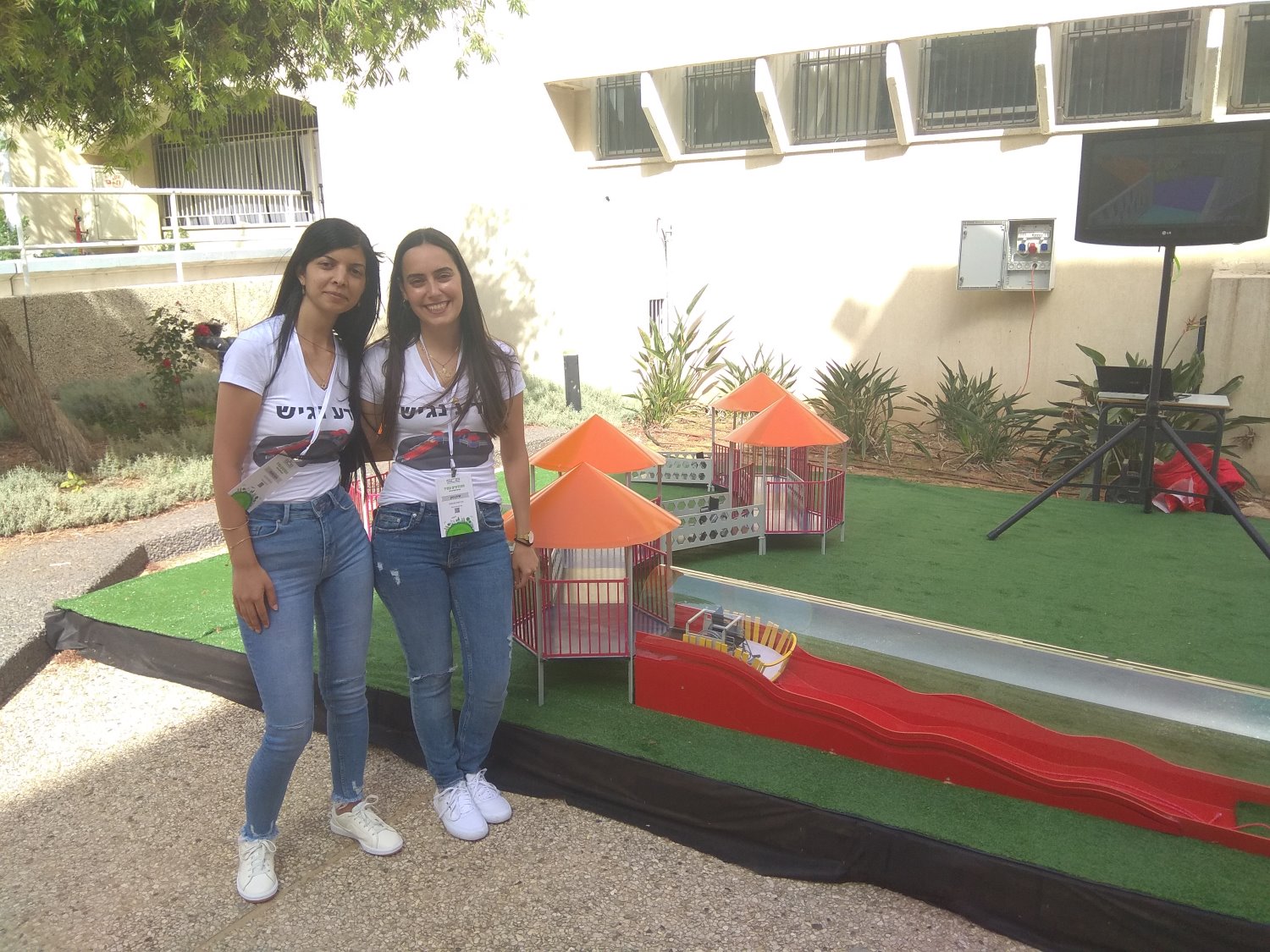 הסטודנטיות עם דגם של המתקן | צילום: מכללת סמי שמעון