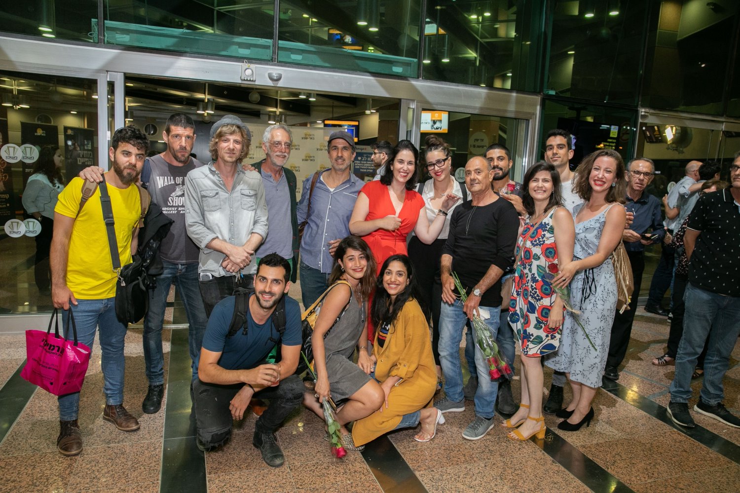 תמונה קבוצתית של צוות שחקני ההצגה | צילום: דיאגו מיטלברג