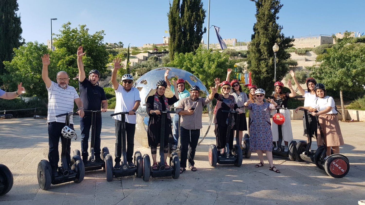 סגל המורים על סאגווי במהלך הסיור בירושלים |  צילום: באדיבות אמית טכנולוגי