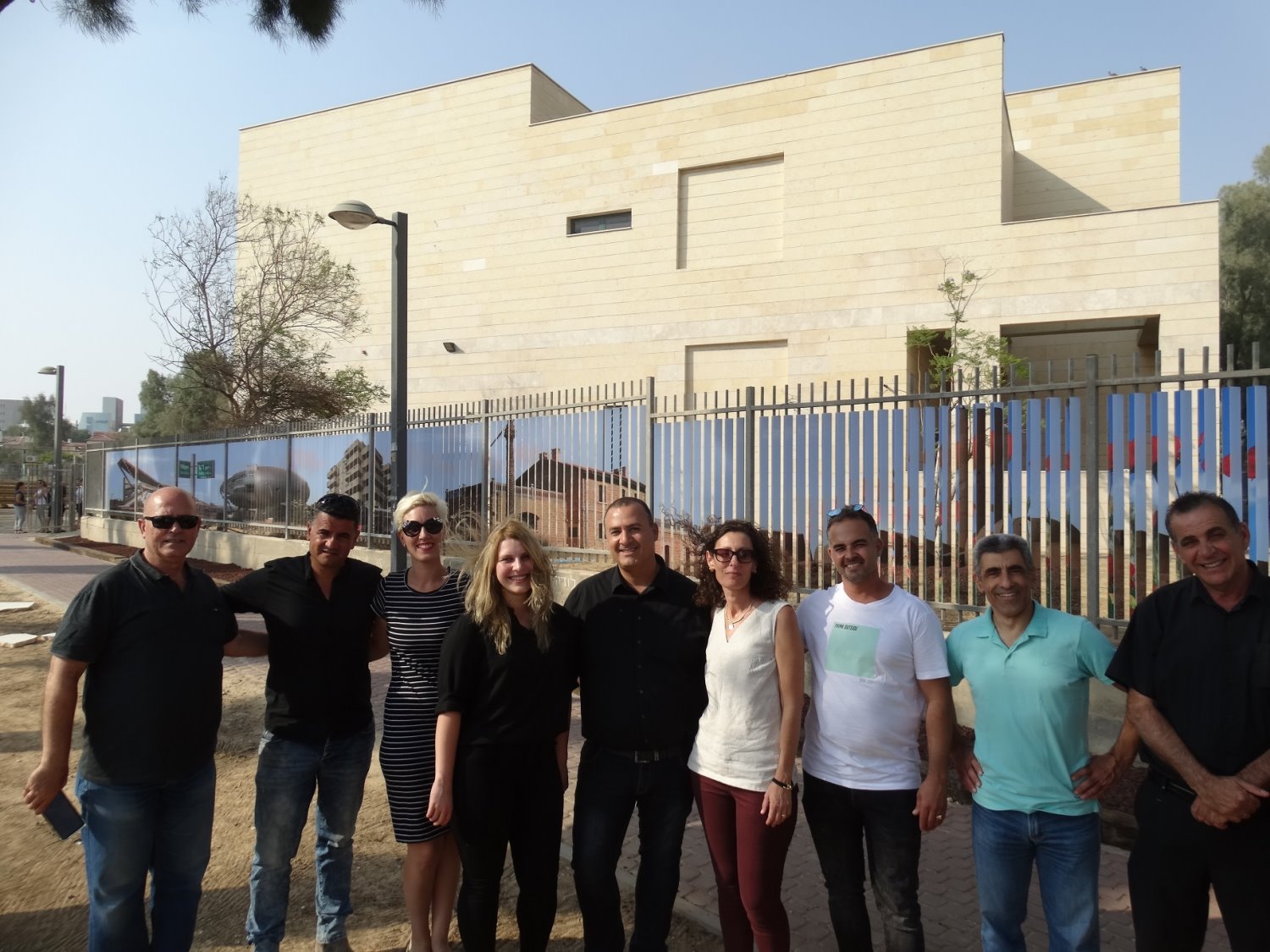 מובילי הפרוייקט כיבדו בנוכחותם צילום: אנה מקרוב 