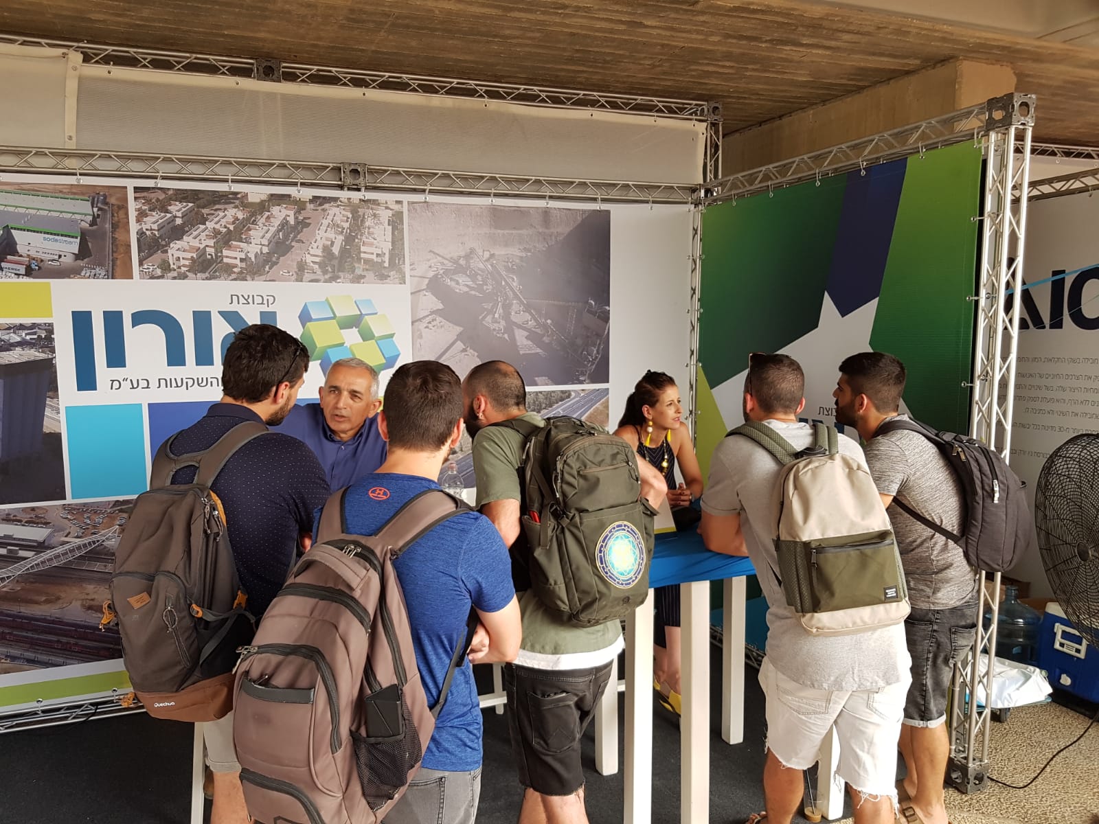 סטודנטים מתעניינים בביתן של קבוצת אורון במהלך יריד התעסוקה |  צילום: קבוצת אורון