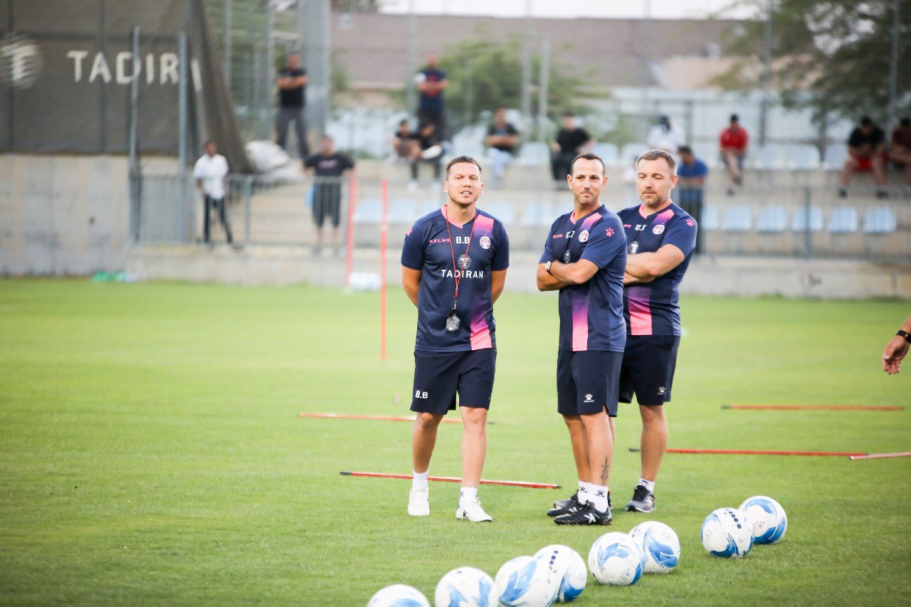 בכר ועוזרו, גיא צרפתי, ממתינים לגלות מי היריבות. צילום: זאב דיקמן