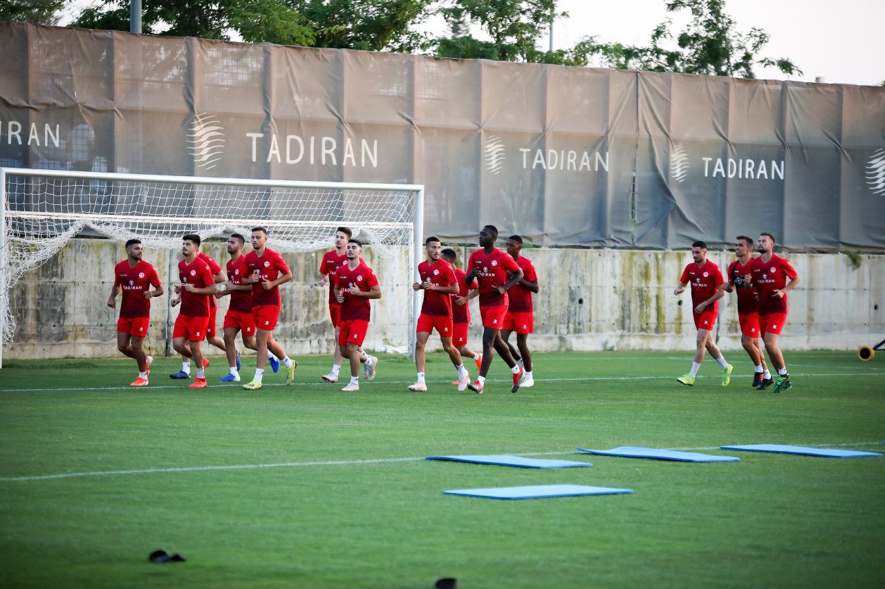 השחקנים באימון הפתיחה. צילום: זאב דיקמן