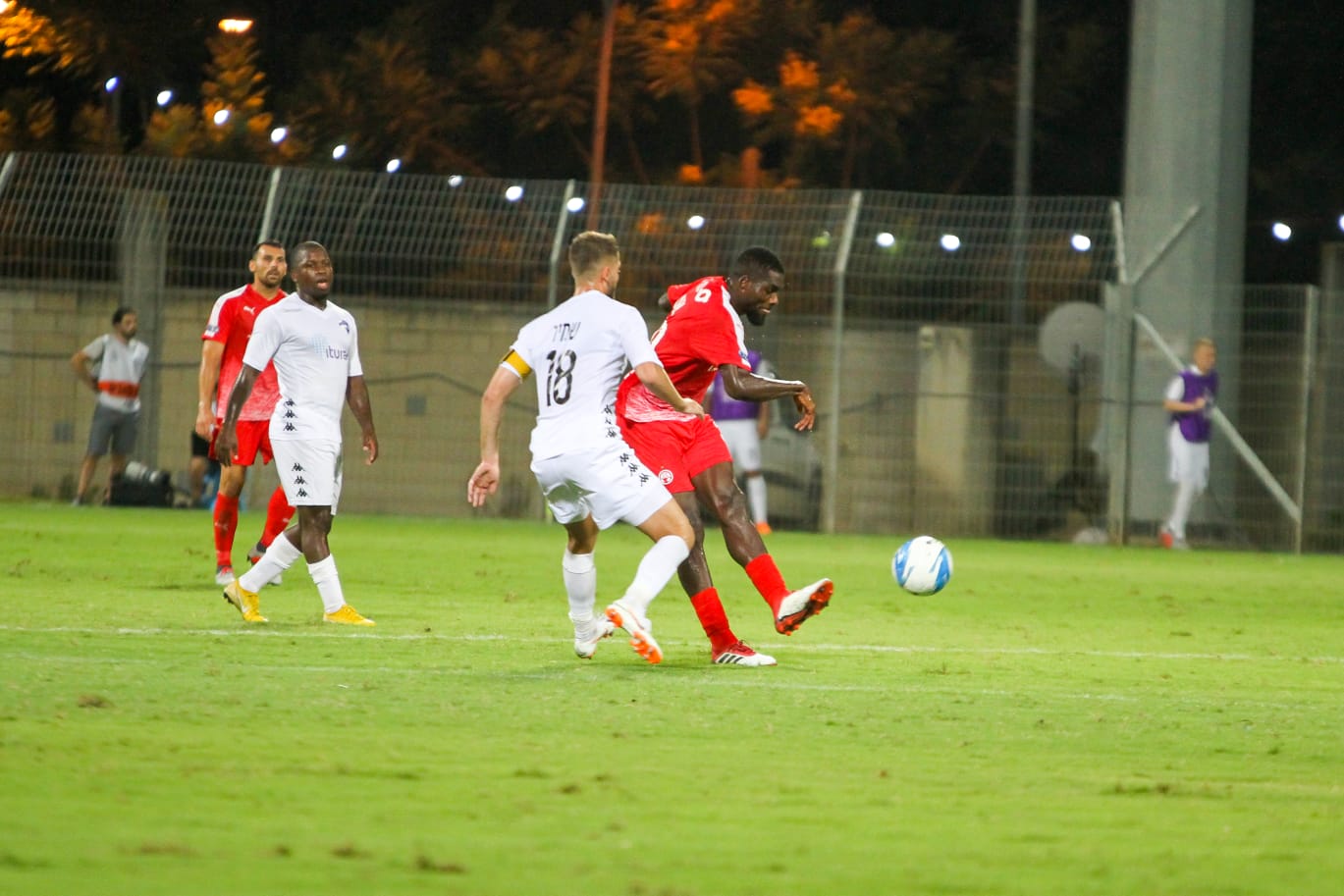 אוגו ומי שהתברר כמחליפו, עדן שמיר. צילום: זאב דיקמן