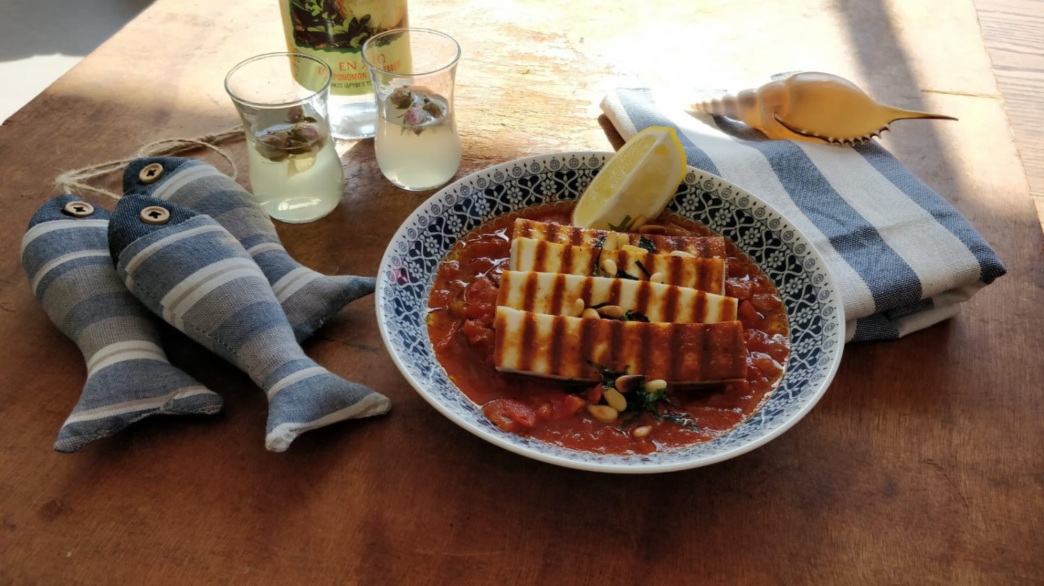 מתוך חוברת המתכונים של "סל השפים"- גבינת מאנורי צרובה על מטבוחה בייתית.