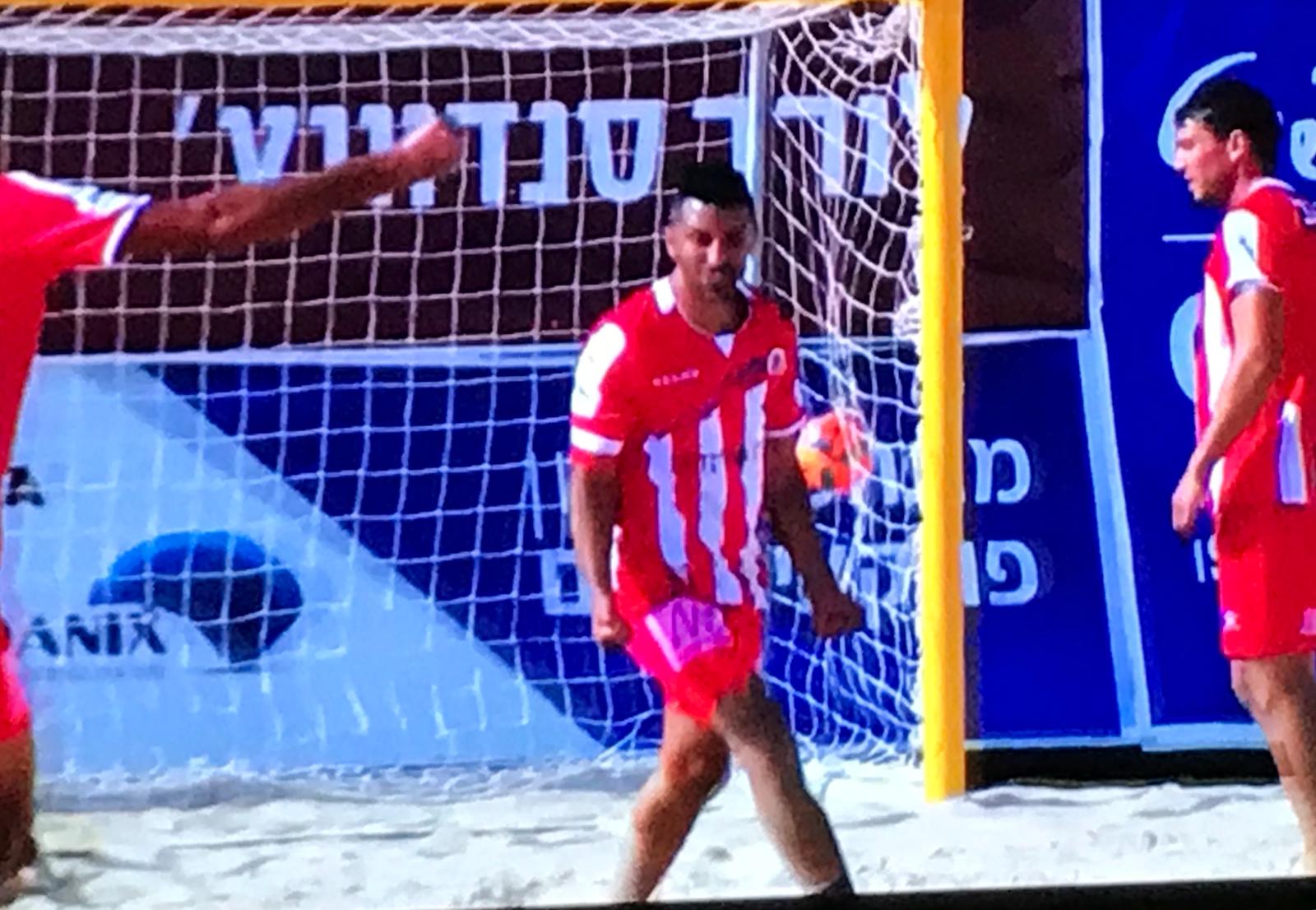 אביתר אילוז חוגג את השער הראשון. צילום מתוך מסך הטלוויזיה