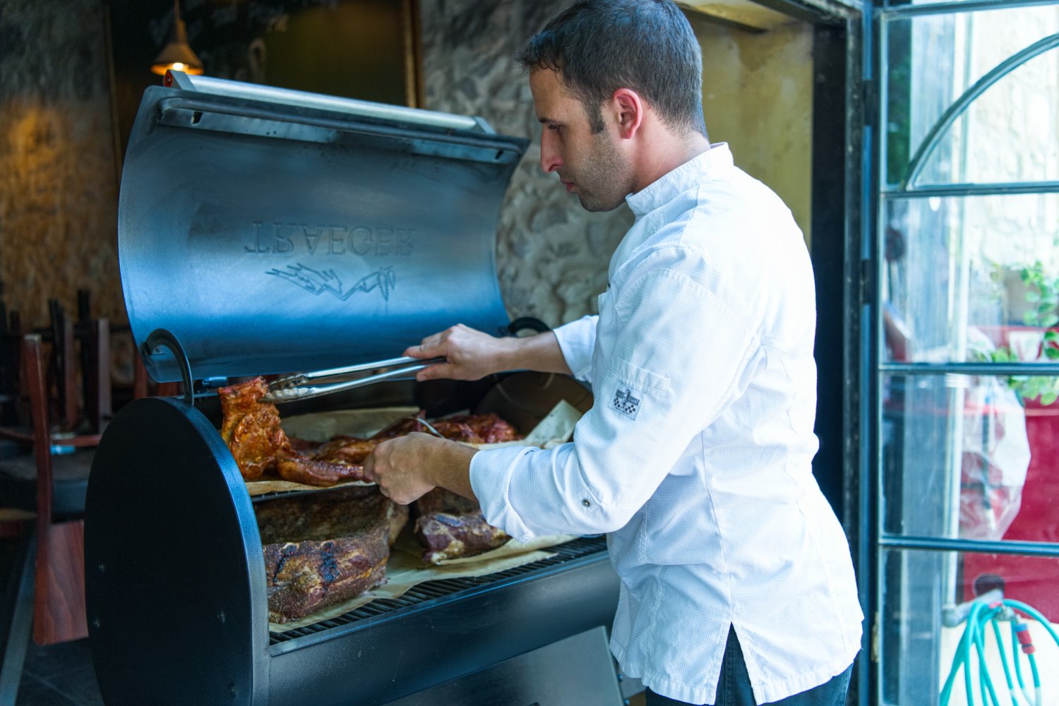 השף יוסי נחמן כבר שם על האש את הבשר |  צילום: דלב מכלוף