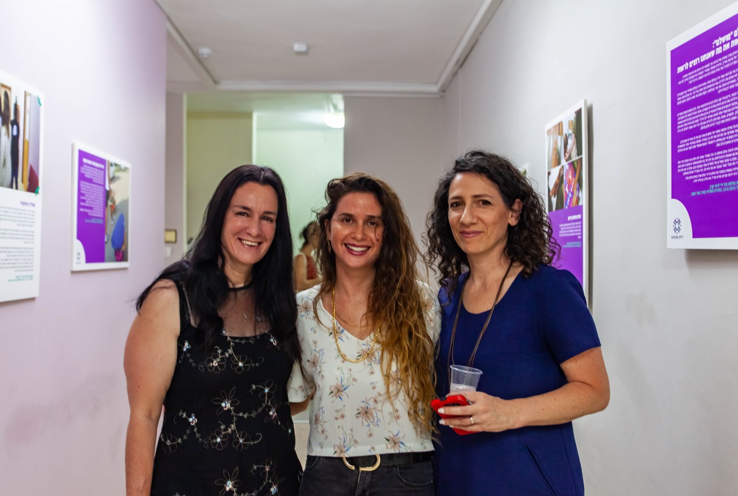 מימין: מנכ"לית דלת פתוחה שרון צ'רקסקי, רכזת דלת פתוחה סיון לוטן ומירב מרסיאנו לוי| צילום: שי רמוס