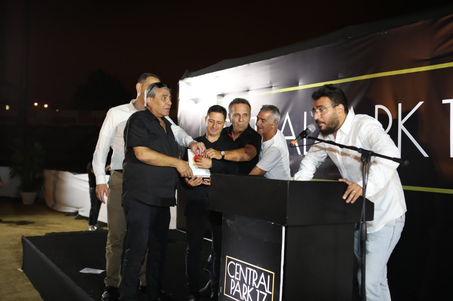 סופרים לאחור ו...צילום: זאב דיקמן