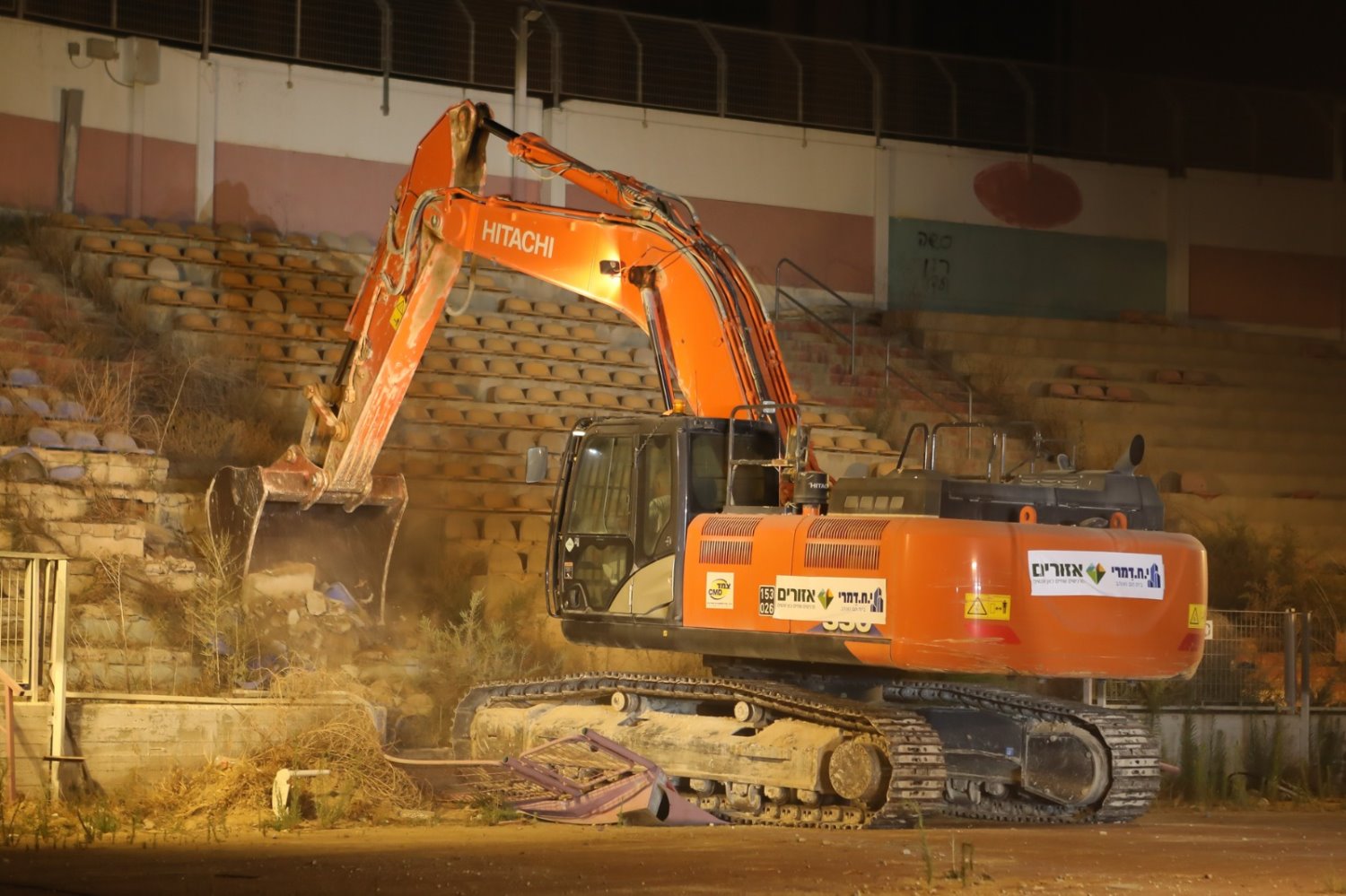 הדחפור החל להרוס את שער 6. צילום: זאב דיקמן