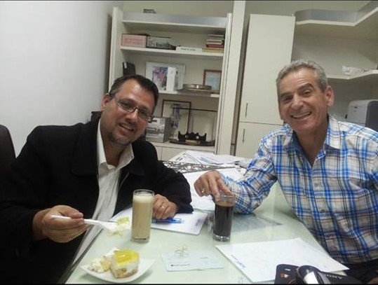 "נזכור אותך תמיד לטובה". יוסי גלו עם רמי ברבי ז"ל (מימין) | צילום: אלבום אישי