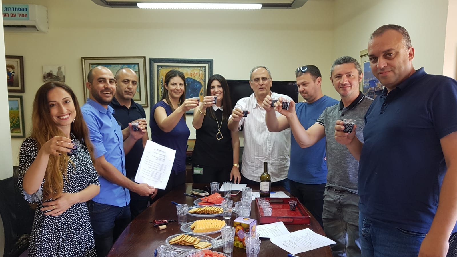 מרימים כוסית לאחר החתימה על ההסכם | צילום: אגף הדוברות בהסתדרות