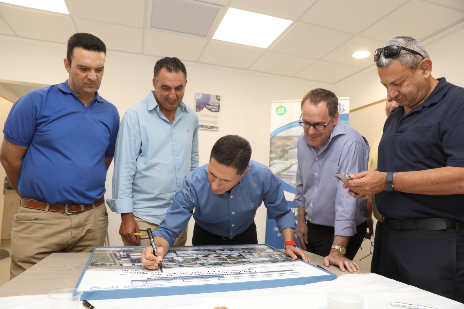 דנילוביץ' עם סגנו טל אל-על ונציגי צה"ל | צילום: דייגו מיטלברג