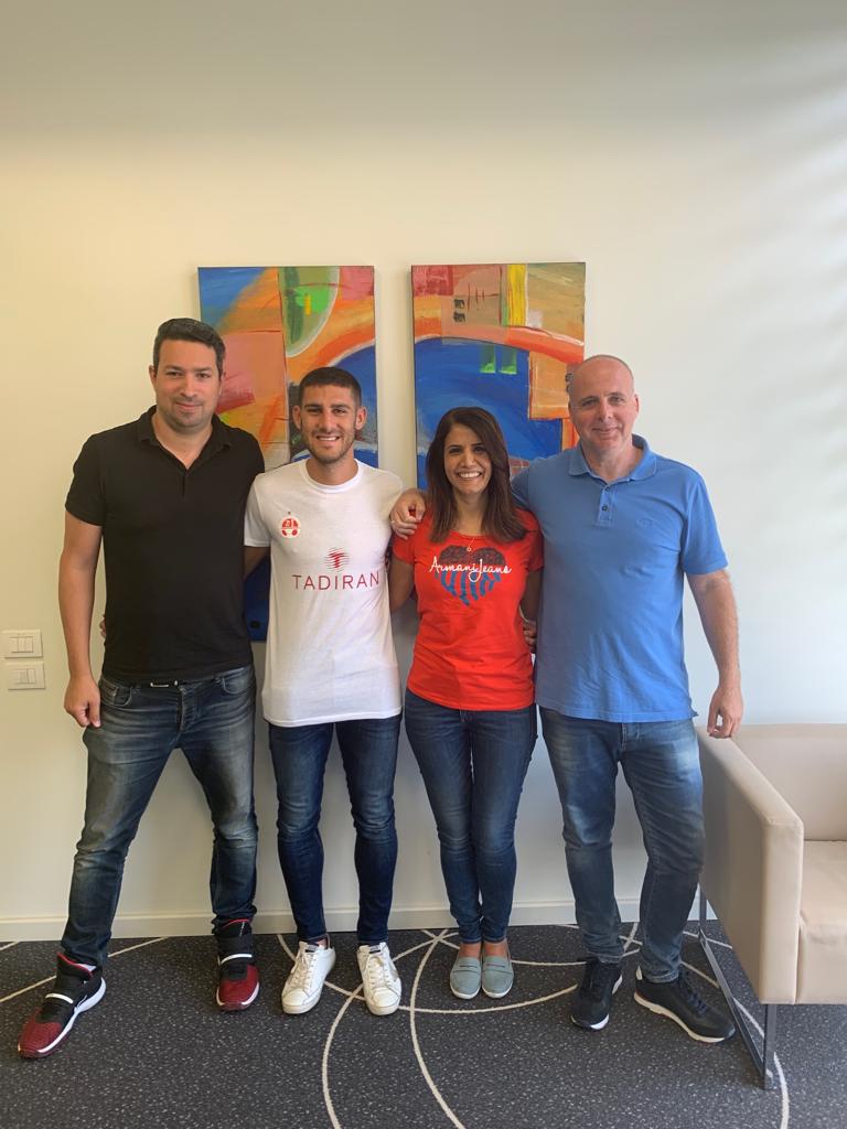 ברקת לצד גל לוי וסוכניו. צילום: הפועל באר שבע