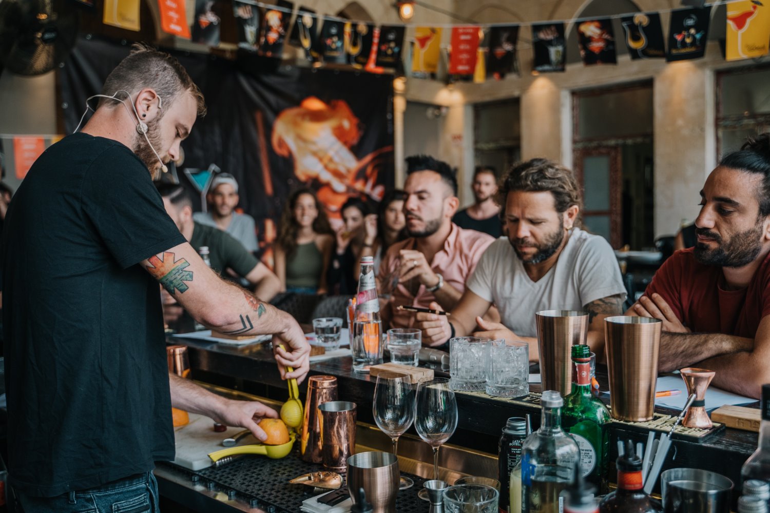 שלושת השופטים בוחנים את הברמנים מקרוב | צילומים: ספיר קוסא