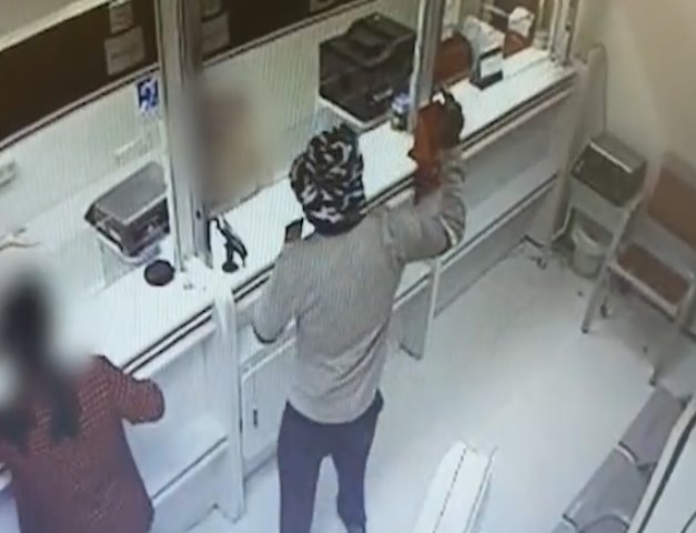 הנאשם מאיים לפוצץ את הרימון בסניף הדואר צילום באדיבות משטרת ישראל 