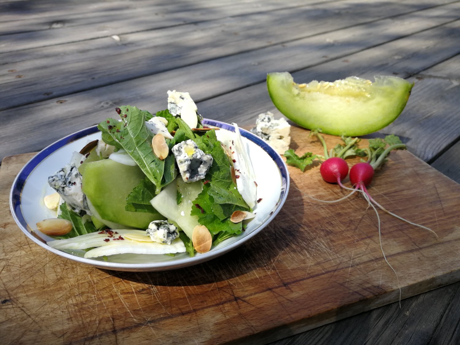 סלט חוביזה פרי העונה וגבינה כחולה